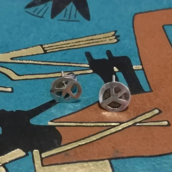 Jewelry - Dainty peace studs 925